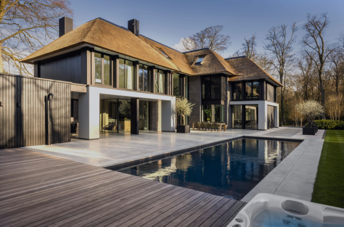 riante villa met chinees riet gesloten constructie